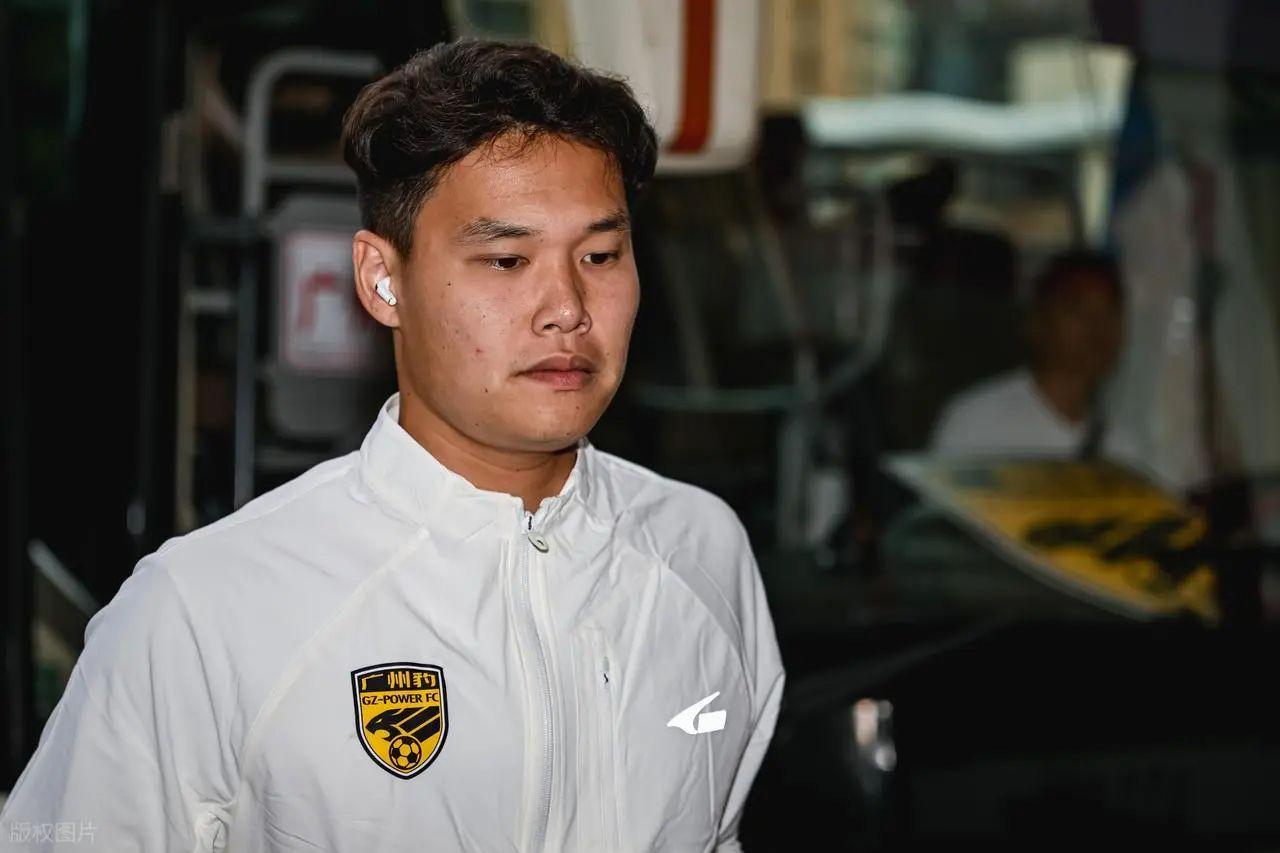 昔日申花主力门将如今处境不佳，当打之年却沦落中乙，引发热议