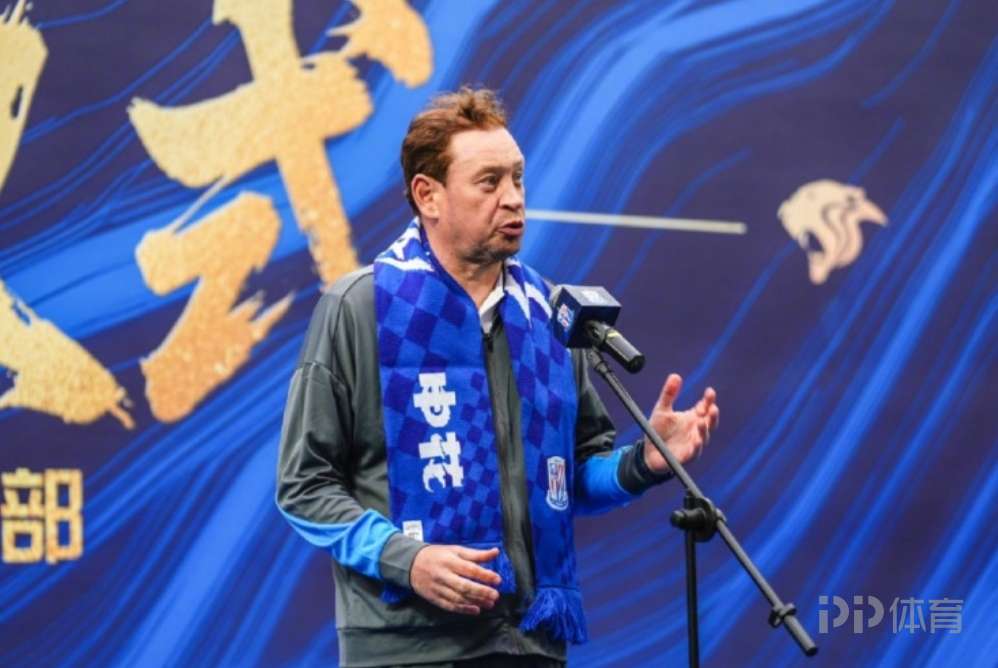 斯卢茨基向球迷致意：相信有你们的支持 我们将无往不胜