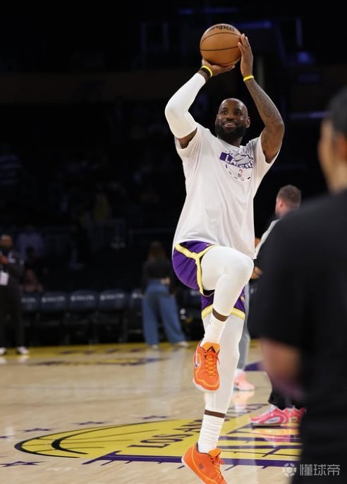 詹姆斯晒赛场照：我只是一个孩子在享受他的游乐场，黑子们